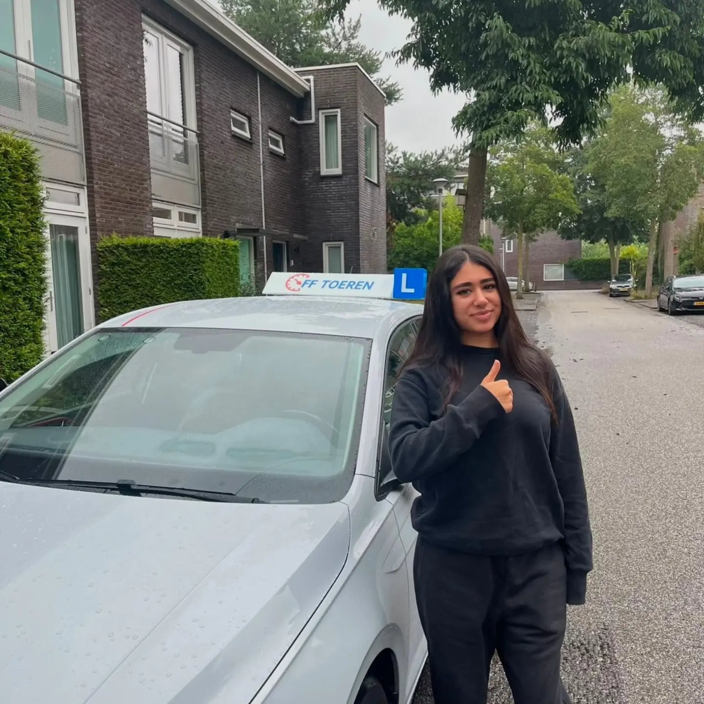 Geslaagde leerling bij de lesauto van Rijschool FF Toeren in Zwolle
